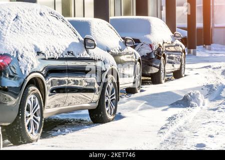 Autos auf dem Parkplatz mit Schnee bedeckt Stockfoto