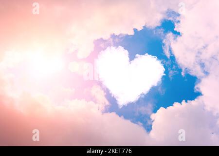 Wolkenherz am Himmel in den Wolken und Sonnenschein Stockfoto