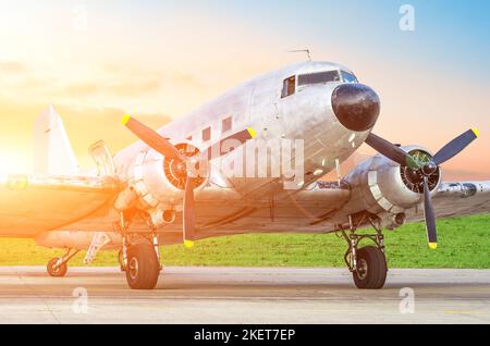 Vintage Retro Turboprop Flugzeug, mit Motoren auf den Flügeln, am Abend bei Sonnenuntergang am Flughafen Stockfoto