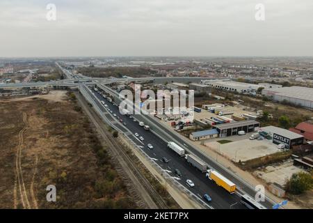 Bukarest, Rumänien - 7. November 2022: Luftaufnahme einer Überführung in Domnesti, auf der Ringstraße von Bukarest, Tage vor der Eröffnung. Stockfoto