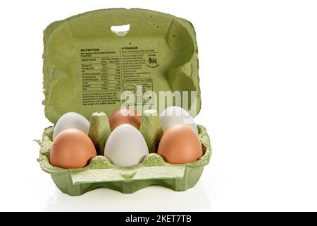 Ein offener Karton mit gemischten weißen und braunen Eiern Stockfoto