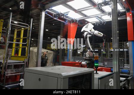 Bukarest, Rumänien - 7. November 2022: Automatisierter Roboter in einem E-Commerce- und Lieferunternehmen. Stockfoto