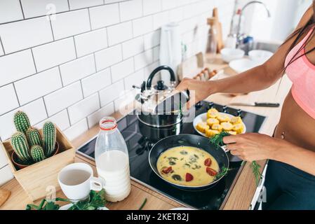 Fit Frau Vorbereitung gesundes Frühstück in der Küche. Stockfoto