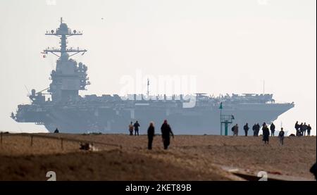 Die USS Gerald R. Ford macht sich auf den Weg in die Stokes Bay im Solent, da das „größte Kriegsschiff der Welt“ während seiner Jungfernfahrt vier Tage vor der Küste von Hampshire vor Anker gehen wird. Bilddatum: Montag, 14. November 2022. Stockfoto