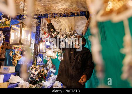 Nürnberg, Deutschland. 14.. November 2022. Während der Aufstellarbeiten auf dem Nürnberger Weihnachtsmarkt legt ein Stallbetreiber Weihnachtsbaumschmuck in seinen Stall. Der Nürnberger Weihnachtsmarkt wird am 25. November eröffnet. Quelle: Daniel Karmann/dpa/Alamy Live News Stockfoto