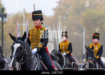 Green Park, Westminster, London, Großbritannien. 14.. November 2022. Anlässlich des 74.. Geburtstages von König Karl III. Durch die Königstruppe Royal Horse Artillery (KTRHA) fand in Green Park ein 41-Kanonen-Gruß statt, die erste solche Zeremonie seit Charles König wurde. Fahrer kommen Stockfoto