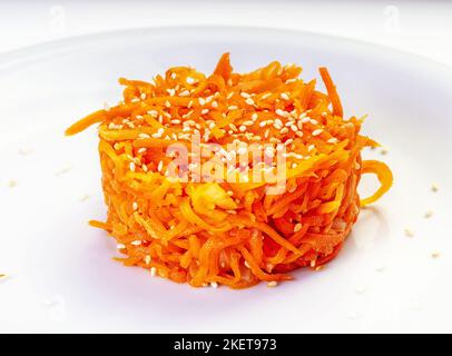 Köstliche und würzige Karotten-Spaghetti mit Ingwer, Knoblauch, Chili und Zitrone Stockfoto