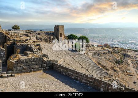 Römisches Amphitheater auf der Akropolis der antiken Ruinen von Pergamon in Bergama, Izmir, Türkei Stockfoto