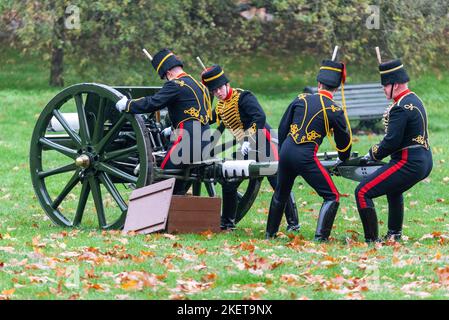 Green Park, Westminster, London, Großbritannien. 14.. November 2022. Anlässlich des 74.. Geburtstages von König Karl III. Durch die Königstruppe Royal Horse Artillery (KTRHA) fand in Green Park ein 41-Kanonen-Gruß statt, die erste solche Zeremonie seit Charles König wurde. Die Waffenteams positionieren die Feldpistole Stockfoto