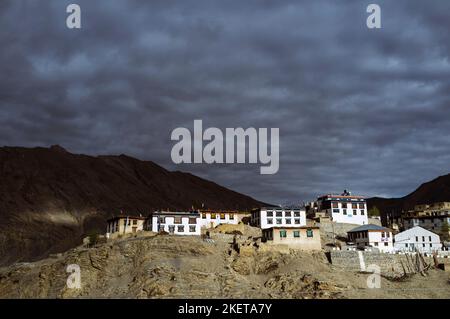 Kibber, Spiti Valley, Himachal Pradesh, Indien: Allgemeine Ansicht beim Sonnenaufgang des Kibber-Dorfes auf 4.270 m in der Himalaya-Reihe. Stockfoto