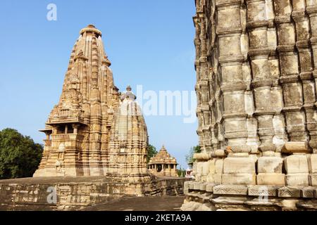 Khajuraho, Madhya Pradesh, Indien : Vishvanatha Tempel (links) und Parvati Tempel (rechts) Teil der westlichen Gruppe des UNESCO-Welterbes KH Stockfoto