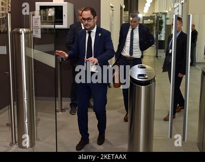 Brüssel, Belgien. 14.. November 2022. Justizminister Vincent Van Quickenborne kommt am Montag, den 14. November 2022, zu einer gemeinsamen Sitzung der Kommissionen der Kammer für Inneres und Justiz im Brüsseler bundestag. Die Sitzung wird organisiert, um den Vorfall vom vergangenen Donnerstag zu besprechen, bei dem ein Mann eine Polizeistreife stoppte und zwei Beamte in Brüssel erstochen hat. Ein Polizist starb, ein anderer wurde verletzt. BELGA FOTO ERIC LALMAND Kredit: Belga Nachrichtenagentur/Alamy Live News Stockfoto