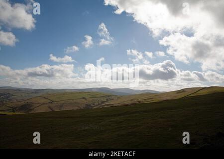 Fernansicht des Shining Tor an einem schneelosen Wintertag von Bowstonegate, der Stadt, aus England Stockfoto