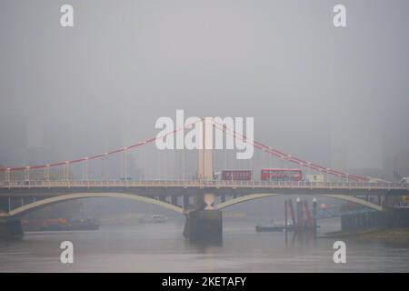 London, Großbritannien. 14.. November 2022. In der Themse bei Chelsea fällt Nebel auf London. Kredit: Brian Minkoff/Alamy Live Nachrichten Stockfoto