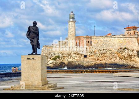 Havanna, Kuba, 3. Februar 2010: Statue von Francisco de Miranda, einem berühmten Revolutionär, mit dem Schloss El Morro im Hintergrund Stockfoto