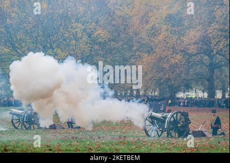 London, Großbritannien. 14.. November 2022. Den Gruß feuern, nein 3 Pistole nicht während der gesamten Sequenz aufgrund eines Problems Feuer. Rauch bedeckte schnell die Waffenposition - die Königstruppe Royal Horse Artillery feiert den 74.. Geburtstag seiner Majestät des Königs Charles im Green Park mit einem Waffengruß. Sie feuerten einen 41-runden Gun Salute aus 6 Kanonen im Hyde Park. Kredit: Guy Bell/Alamy Live Nachrichten Stockfoto