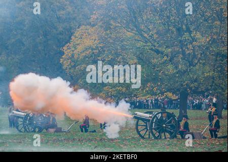 London, Großbritannien. 14.. November 2022. Den Gruß feuern, nein 3 Pistole nicht während der gesamten Sequenz aufgrund eines Problems Feuer. Rauch bedeckte schnell die Waffenposition - die Königstruppe Royal Horse Artillery feiert den 74.. Geburtstag seiner Majestät des Königs Charles im Green Park mit einem Waffengruß. Sie feuerten einen 41-runden Gun Salute aus 6 Kanonen im Hyde Park. Kredit: Guy Bell/Alamy Live Nachrichten Stockfoto