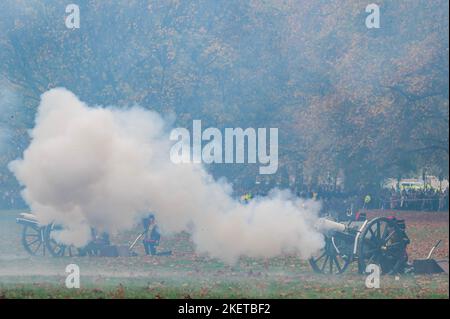 London, Großbritannien. 14.. November 2022. Den Gruß feuern, nein 3 Pistole nicht während der gesamten Sequenz aufgrund eines Problems Feuer. Rauch bedeckte schnell die Waffenposition - die Königstruppe Royal Horse Artillery feiert den 74.. Geburtstag seiner Majestät des Königs Charles im Green Park mit einem Waffengruß. Sie feuerten einen 41-runden Gun Salute aus 6 Kanonen im Hyde Park. Kredit: Guy Bell/Alamy Live Nachrichten Stockfoto