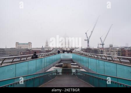 London, England, Großbritannien. 14.. November 2022. Die Millennium Bridge und eine teilweise verdunkelte St. Paul's Cathedral, während dichter Nebel die Hauptstadt bedeckt. (Bild: © Vuk Valcic/ZUMA Press Wire) Bild: ZUMA Press, Inc./Alamy Live News Stockfoto