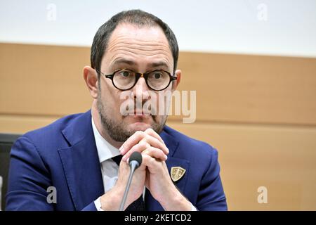 Brüssel, Belgien. 14.. November 2022. Justizminister Vincent Van Quickenborne im Bild während einer gemeinsamen Sitzung der Kommissionen der Kammer für Inneres und Justiz am Montag, den 14. November 2022, im bundestag in Brüssel. Die Sitzung wird organisiert, um den Vorfall vom vergangenen Donnerstag zu besprechen, bei dem ein Mann eine Polizeistreife stoppte und zwei Beamte in Brüssel erstochen hat. Ein Polizist starb, ein anderer wurde verletzt. BELGA FOTO ERIC LALMAND Kredit: Belga Nachrichtenagentur/Alamy Live News Stockfoto