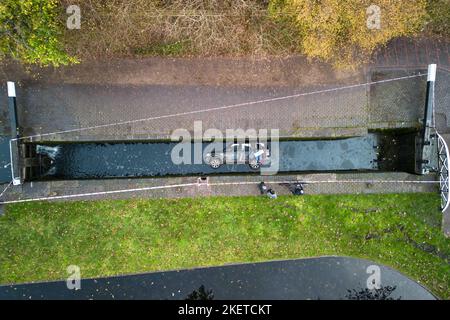 Ofenparade, Tipton, 14. November 2022. - Ein Land Rover Discovery wurde am Montagmorgen in einer Kanalschleuse in Tipton abgestürzt. Es wurden keine Verletzungen gemeldet und das Auto wird voraussichtlich am Dienstag entfernt. Der Canal and River Trust twitterte: „Factory Lock No 3 am New Main Line Canal in Tipton ist geschlossen, da sich ein Auto in der Schleuse befindet. Wir arbeiten an einem Plan, um das so schnell wie möglich zu entfernen. Es gibt noch keine Anzeichen von Verschmutzung, aber wir werden die Überwachung fortsetzen." Bild von: Stop Press Media/ Alamy Live News Stockfoto