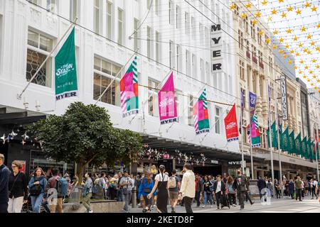 Weihnachtseinkäufe in Melbourne, weihnachtsdekorationen vor den Kaufhäusern Myer und David Jones, Melbourne, Victoria, Australien Stockfoto