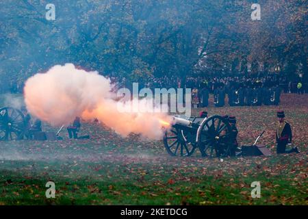 London, Großbritannien. 14. November 2022. Die Königstruppe Royal Horse Artillery feuern im Green Park anlässlich des 74.. Geburtstages von König Charles einen Royal Salute mit 41 Waffen ab. Kredit: Stephen Chung / Alamy Live Nachrichten Stockfoto