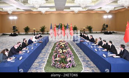 Bali, Indonesien. 14.. November 2022. Der chinesische Präsident Xi Jinping trifft sich mit dem US-Präsidenten Joe Biden in Bali, Indonesien, am 14. November 2022. Kredit: Yan Yan/Xinhua/Alamy Live Nachrichten Stockfoto