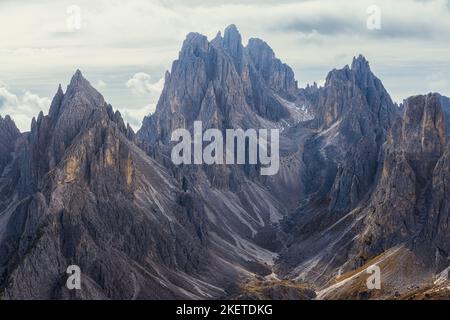 Die Gipfel der Cadini di Misurina fühlen sich an, als würden sie an diesem Ort im Naturpark der drei Zinnen fast ein Amphitheater schaffen. Vor diesen mag stehen Stockfoto