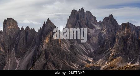 Die Gipfel der Cadini di Misurina fühlen sich an, als würden sie an diesem Ort im Naturpark der drei Zinnen fast ein Amphitheater schaffen. Vor diesen mag stehen Stockfoto