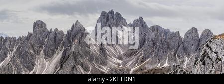 Ein Panoramabild von Cadini di Misurina aus dem Jahr 3:1. Die Gipfel der Cadini di Misurina fühlen sich an, als würden sie an dieser Stelle im Tre CI fast ein Amphitheater schaffen Stockfoto