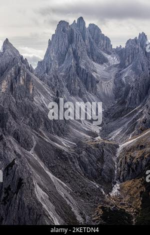 Die Gipfel der Cadini di Misurina fühlen sich an, als würden sie an diesem Ort im Naturpark der drei Zinnen fast ein Amphitheater schaffen. Vor diesen mag stehen Stockfoto