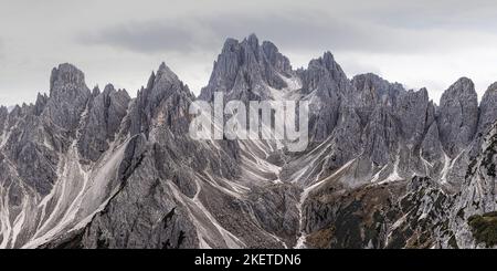 Ein Panoramabild von Cadini di Misurina aus dem Jahr 2:1. Die Gipfel der Cadini di Misurina fühlen sich an, als würden sie an dieser Stelle im Tre CI fast ein Amphitheater schaffen Stockfoto