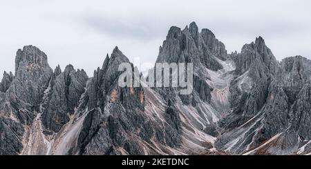 Die Gipfel der Cadini di Misurina fühlen sich an, als würden sie an diesem Ort im Naturpark der drei Zinnen fast ein Amphitheater schaffen. Vor diesen mag stehen Stockfoto