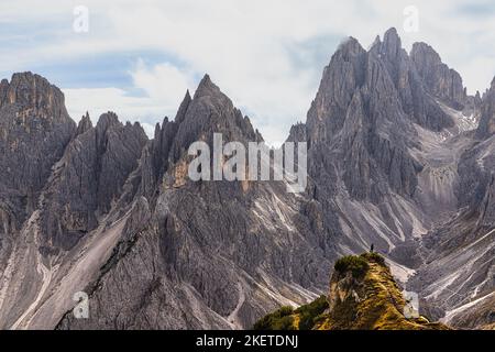 Die Gipfel der Cadini di Misurina fühlen sich an, als würden sie an diesem Ort im Naturpark der drei Zinnen fast ein Amphitheater schaffen. Vor diesen mag stehen Stockfoto