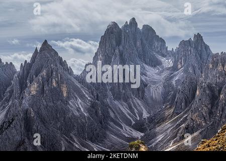 Die Gipfel der Cadini di Misurina fühlen sich an, als würden sie an diesem Ort im Naturpark der drei Zinnen fast ein Amphitheater schaffen. Vor diesen mag stehen Stockfoto