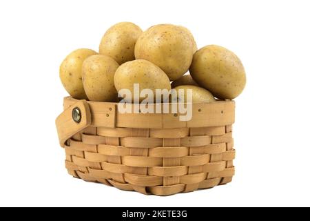 Isolierte gelbe Kartoffeln im Korb Stockfoto