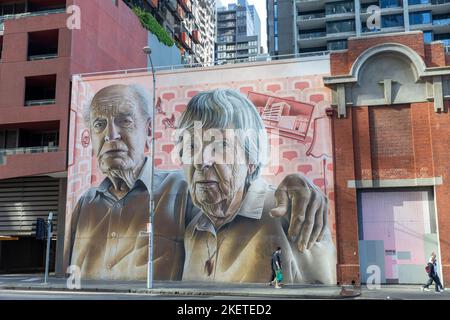 Smug Sam Bates Street Art Gemälde seiner Großeltern an einer Wand in der Lonsdale Street Melbourne City Centre, Victoria, Australien November 2022 Stockfoto