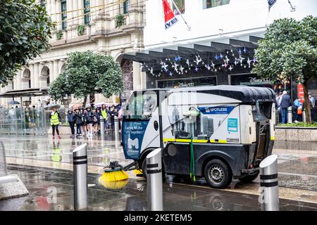 Reinigungsmaschine für Straßenbelag, die in der Bourke Street im Stadtzentrum von Melbourne, Victoria, Australien, arbeitet Stockfoto