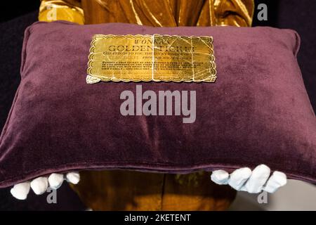 London, Großbritannien. 14. November 2022. 'Willy Wonka & The Chocolate Factory: An Original Production-Made Golden Ticket', Paramount, 1971, (Est. £8.000 - 12.000) bei einer Vorschau auf Bonhams Rock, Pop & Film Verkauf mit einer Vielzahl von Erinnerungsstücken aus der Popkultur. Die Auktion findet am 16. November in den Galerien von Bonhams Knightsbridge statt. Kredit: Stephen Chung / Alamy Live Nachrichten Stockfoto