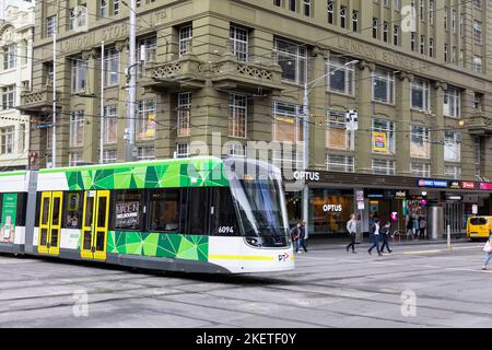 Melbourne City Circle Tram auf der Bourke Street passiert Optus Telekommunikation Store, Victoria, Australien Stockfoto