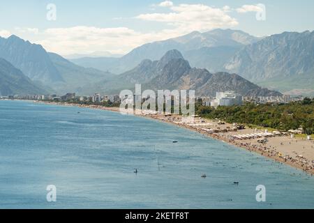 Türkischer Strand mit malerischem Meer und Touristen verbringen ihren Sommerurlaub an der azurblauen Küste von Antalya Stockfoto