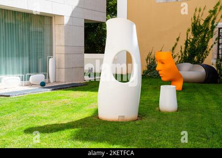 Ein Kunstgarten mit Blick auf die Straße im Viertel Baixa de Lisboa in Lissabon, Portugal Stockfoto