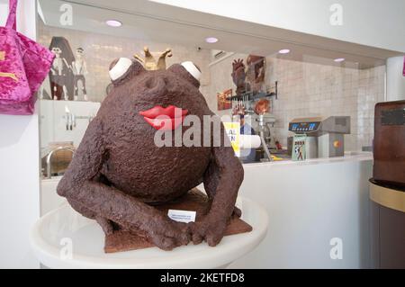 Eine Skulptur aus Schokoladenfrosch, die im berühmten Laden „The Chocolate Line“, Antwerpen (Flandern), Belgien, ausgestellt ist Stockfoto