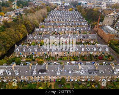 Luftaufnahme von Reihen von Reihenhäusern in Stockbridge, Edinburgh, Schottland, Großbritannien Stockfoto