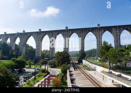 Das Aqueduto das Águas Livres Aquädukt passiert 65m oberhalb des Alcantara-Tals in diesem dramatischsten Abschnitt seiner Länge von 14km, Lissabon, Portugal. Stockfoto