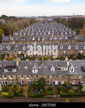 Luftaufnahme von Reihen von Reihenhäusern in Stockbridge, Edinburgh, Schottland, Großbritannien Stockfoto