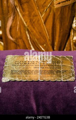 London, Großbritannien. 14.. November 2022. Willy Wonka & The Chocolate Factory: An Original Production-Made Golden Ticket, Paramount, 1971 - Bonhams' Rock, Pop & Film Sale im Knightsbridge Verkaufsraum. Kredit: Guy Bell/Alamy Live Nachrichten Stockfoto