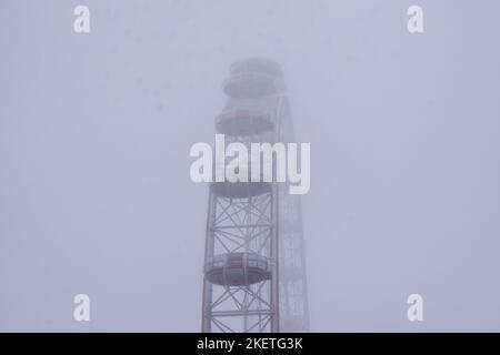 London, England, Großbritannien. 14.. November 2022. Verdunkelte London Eye, während dichter Nebel die Hauptstadt bedeckt. (Bild: © Vuk Valcic/ZUMA Press Wire) Stockfoto