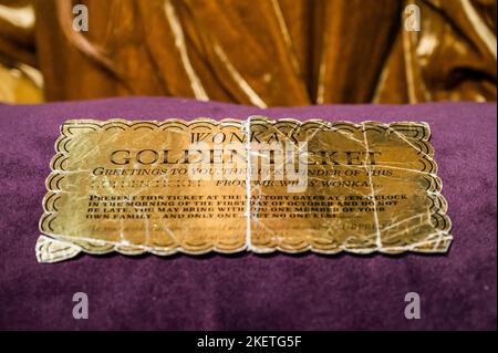 London, Großbritannien. 14.. November 2022. Willy Wonka & The Chocolate Factory: An Original Production-Made Golden Ticket, Paramount, 1971 - Bonhams' Rock, Pop & Film Sale im Knightsbridge Verkaufsraum. Kredit: Guy Bell/Alamy Live Nachrichten Stockfoto